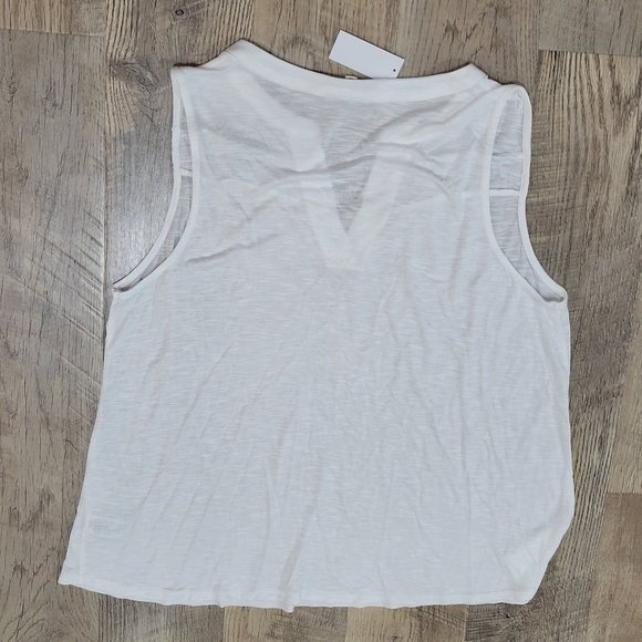 NWT Womans Sleeveless Shirt - Picture 2 of 4